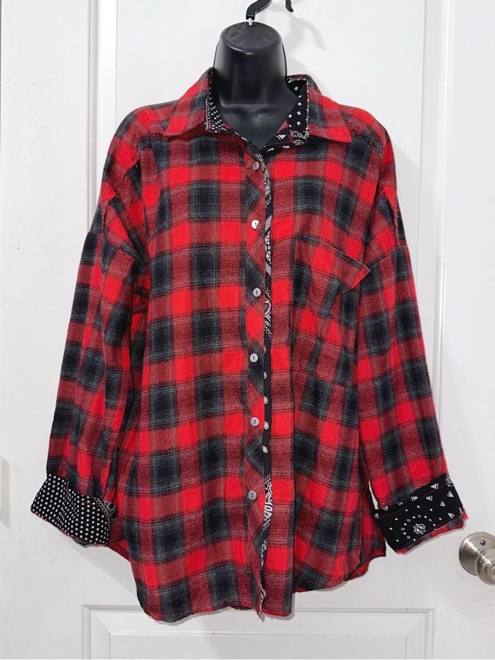 POL red & black plaid flannel shirt w/ distinctive bandana-print contrast trim